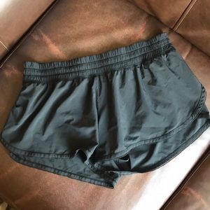 Black lululemon running short